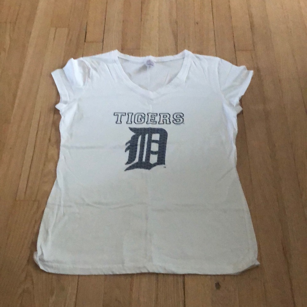White Detroit tigers t-shirt